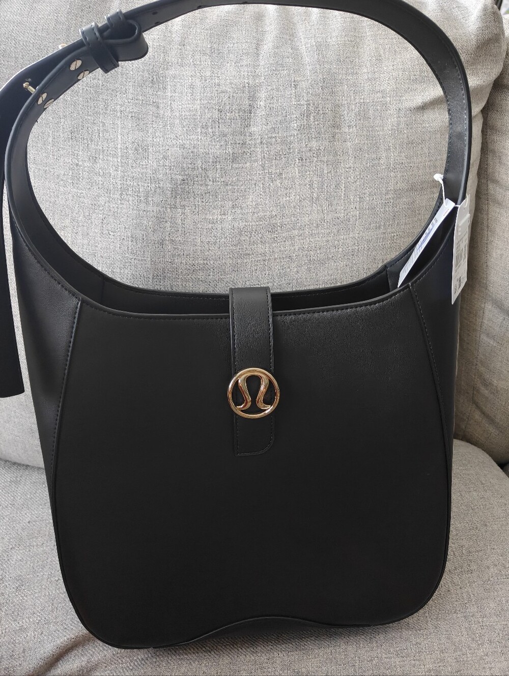 🌵 Lululemon Leather Alternative Shoulder Bag 8L Black And Gold MSRP $228 NWT